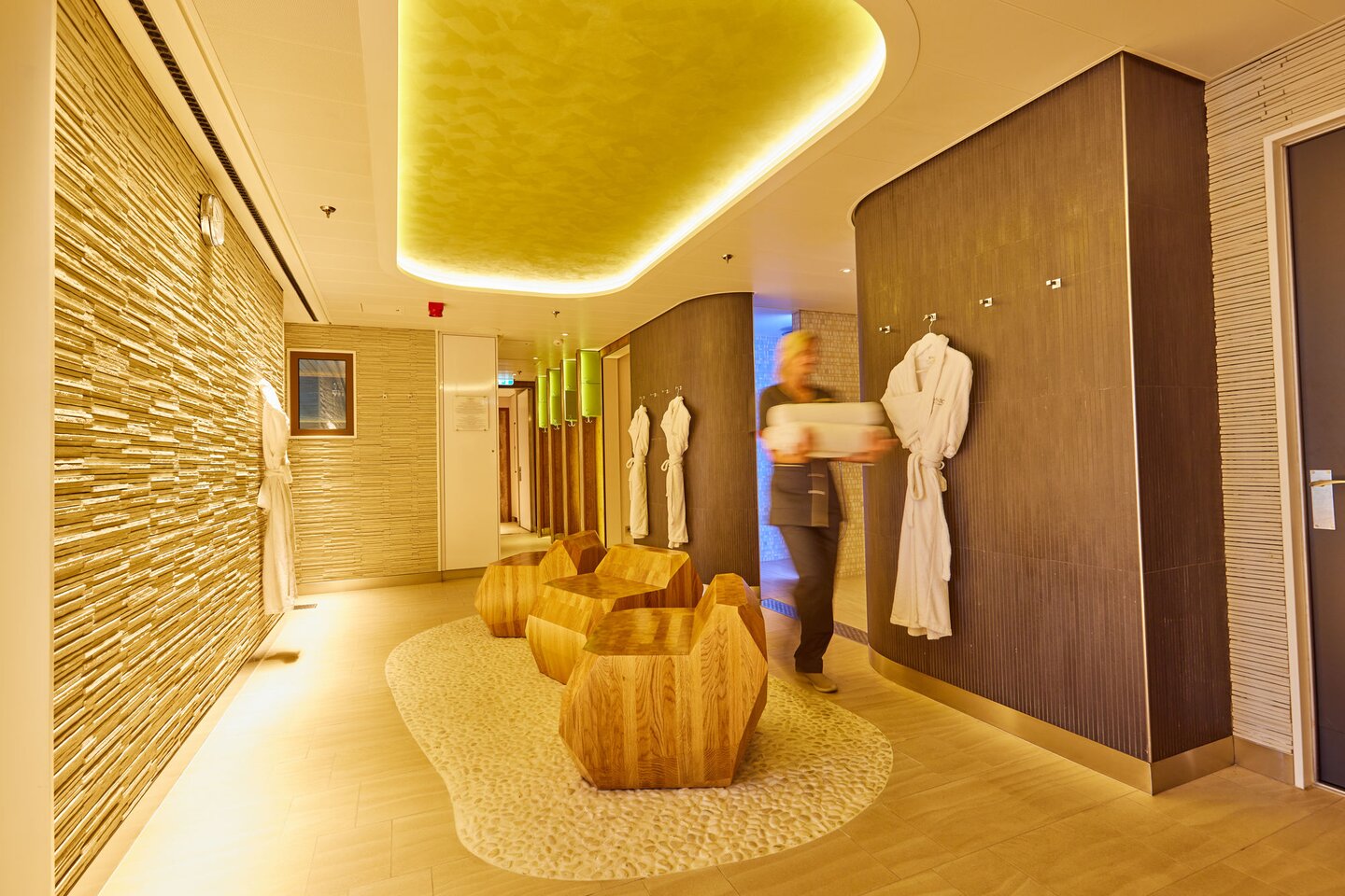 Changing and relaxation area in the Ocean Spa with loungers, bathrobes and warm lighting design